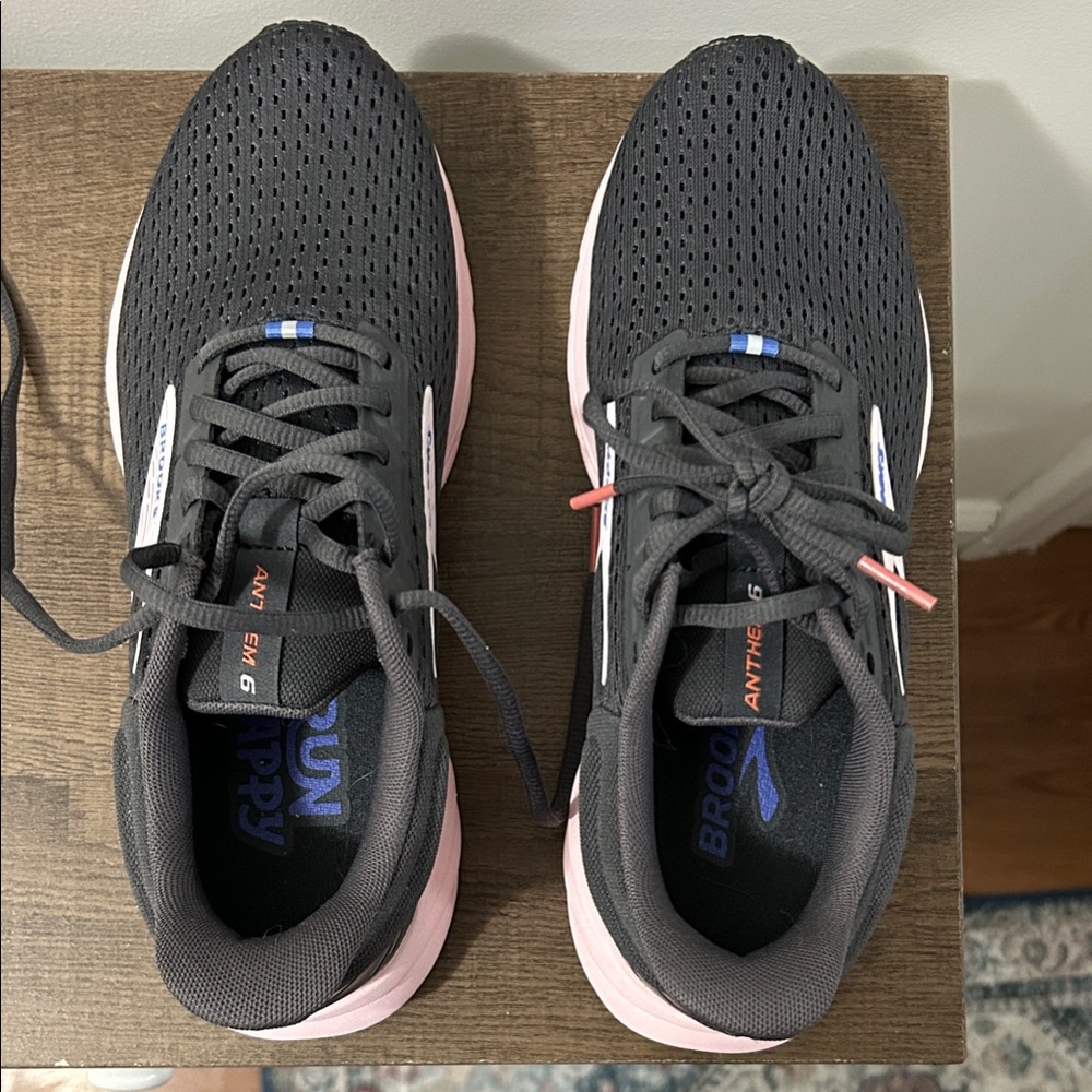 Brooks Women's Black and Pink Athletic Shoes